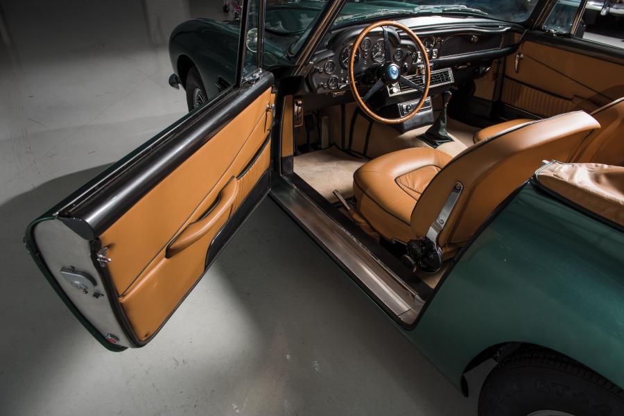 Интерьер Aston Martin Volante 1965 года  (фото 9 из 35)
